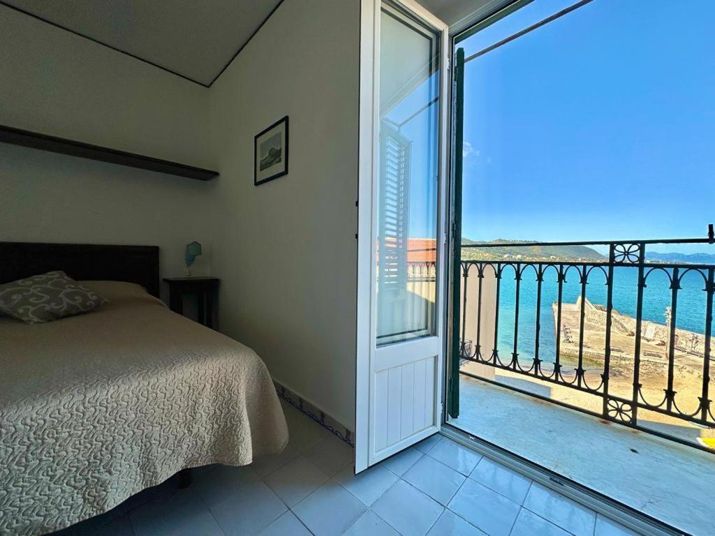 Molo Sea View Apartment Чефалу Екстериор снимка