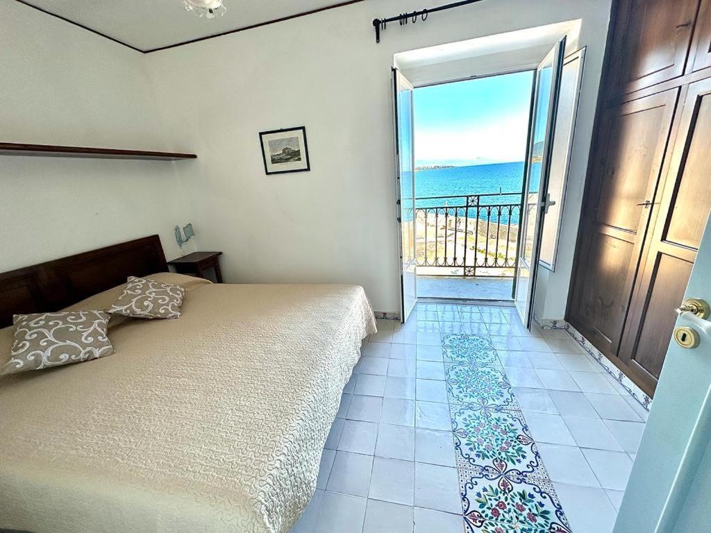 Molo Sea View Apartment Чефалу Екстериор снимка